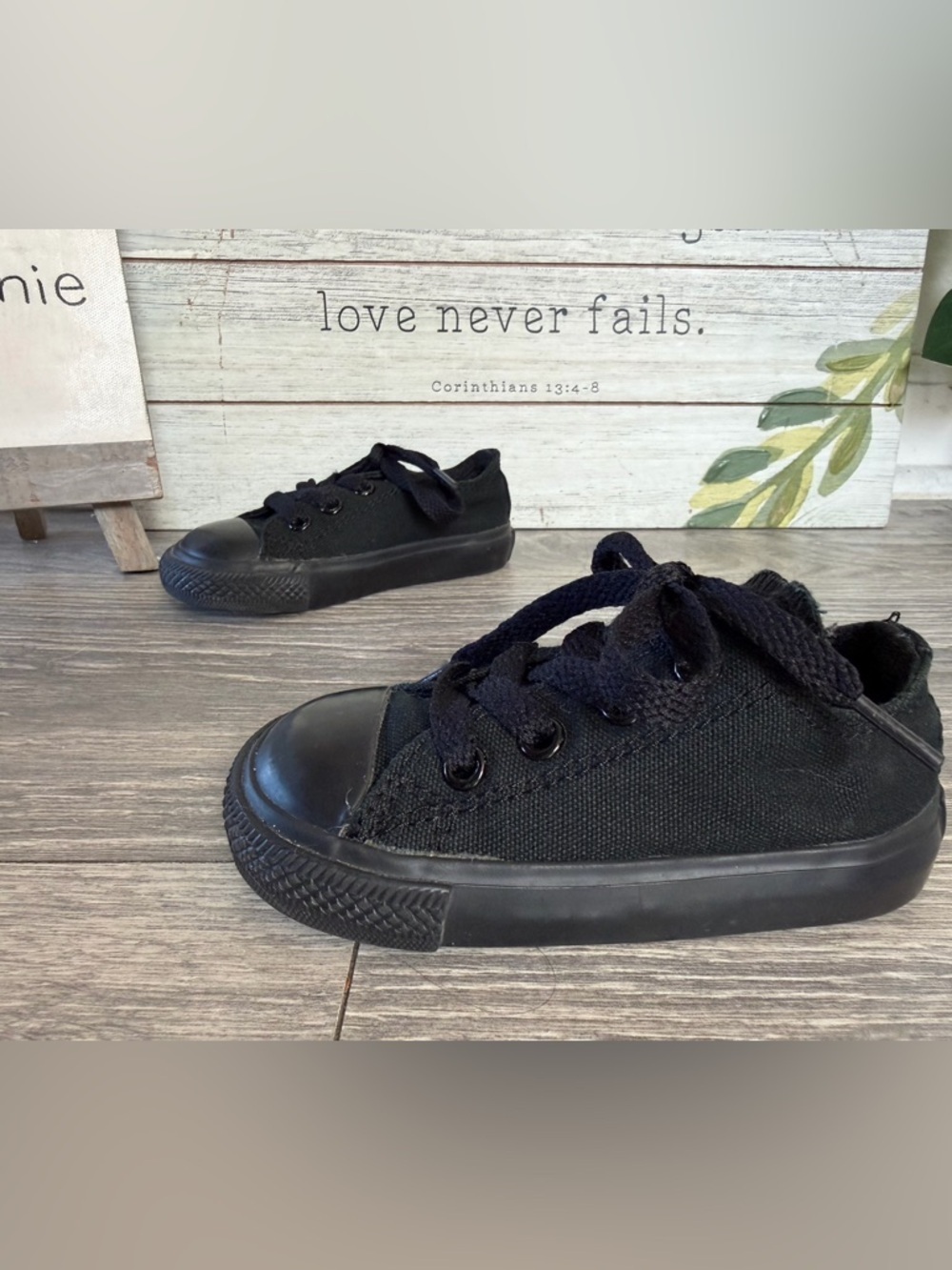 Converse‎ Kids Black Canvas Chucks Low Top Lace Up Sneakers in Black. 5C